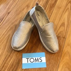 Never worn, brand new Toms. Size 8 women’s.